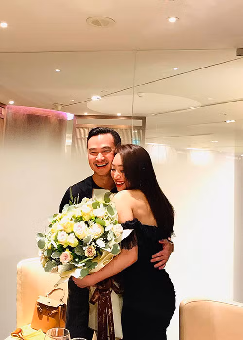 Chi Bảo rất chiều chuộng Thùy Chang. Nam diễn viên tặng quà bạn gái mỗi ngày lễ, dịp kỷ niệm, vào bếp nấu ăn. Trong khi đó, Thùy Chang tích cực học nấu ăn. Cô muốn không chỉ là người phụ nữ thành công trong công việc mà còn là người vợ đảm.