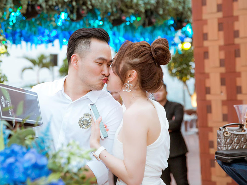 Chi Bảo và bà xã công khai hẹn hò vào năm 2019 sau một thời gian dài giấu kín. Trước khi đến với Lý Thùy Chang, Chi Bảo qua 2 lần đò.