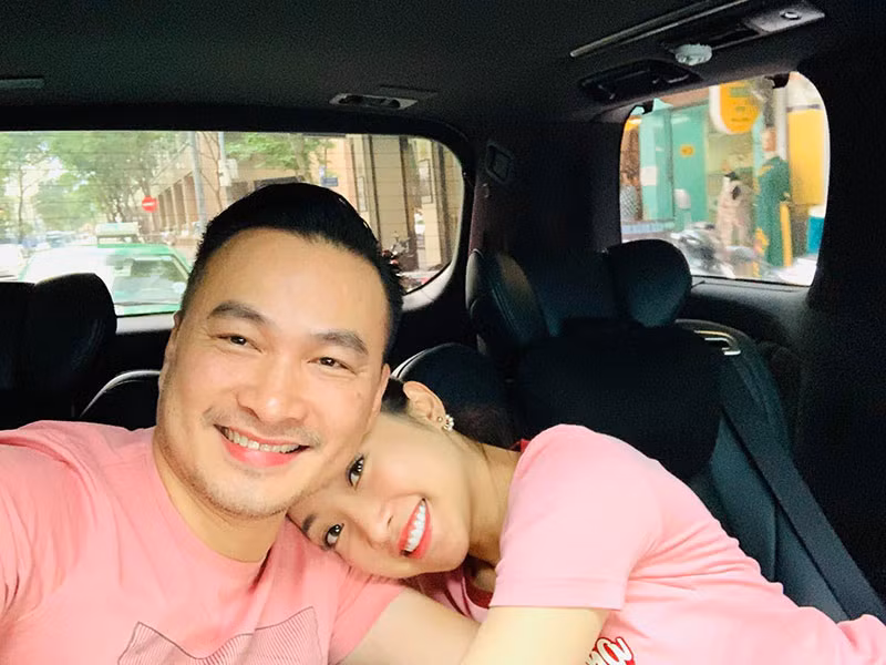 Trong thời gian hẹn hò, cả hai dính như hình với bóng, cùng đi du lịch, chơi thể thao, gặp gỡ bạn bè.