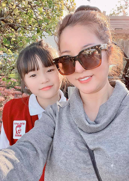 "Mình xóa status vì không phải mình hèn đâu mà vội vã. Để trong tuần mình rảnh rỗi mình livestream phân tích tường tận để các bạn hiểu hơn nhé. Mình không ngại lấy cái ngu của mình chỉ cho họ biết để họ đừng có vấp mà cuối cùng họ vẫn dại, buồn không", Thúy Nga cho hay.