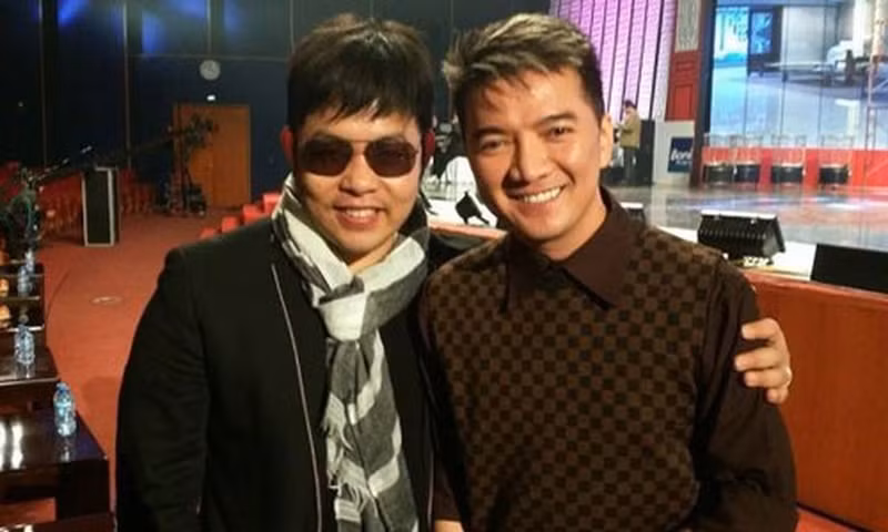 Lùm xùm tốn nhiều giấy mực báo chí nhất của Quang Lê là bị Đàm Vĩnh Hưng chỉ trích “nẫng tay trên” chàng trai bán kẹo kéo Trọng Nghĩa và bị nhiều bầu show tố làm việc thiếu chuyên nghiệp.