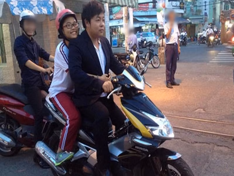 Cuối tháng 4/2015, Quang Lê gây ồn ào khi không đội mũ bảo hiểm chở theo con gái nuôi Phương Mỹ Chi. Hành động của nam ca sĩ bị cho là coi thường luật lệ giao thông.