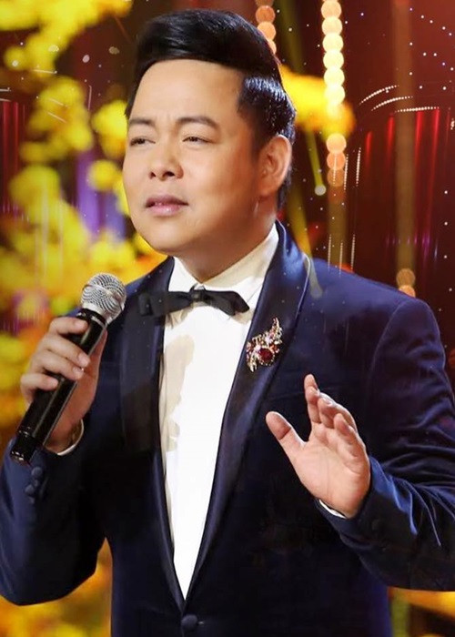 Mới đây, trên Thanh Niên, Quang Lê cho biết, anh đã nghĩ tới chuyện đi tu và hiện tại chờ cơ duyên. Lời chia sẻ của Quang Lê khiến dư luận bàn tán xôn xao. Thực tế, đây không phải là lần đầu tiên nam ca sĩ hải ngoại trở thành tâm điểm của dư luận.