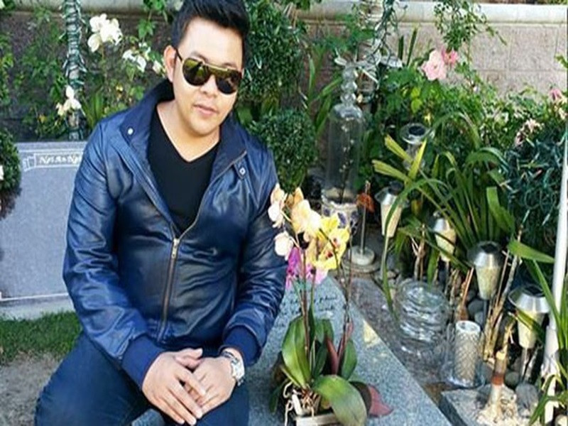 Nam ca sĩ hải ngoại còn mất điểm trong mắt người hâm mộ khi ngồi lên mộ cố nhạc sĩ Nhật Ngân. Hành động của Quang Lê được cho là không tôn trọng người đã khuất, đặc biệt là khi anh bày tỏ lòng biết ơn với cố nhạc sĩ.