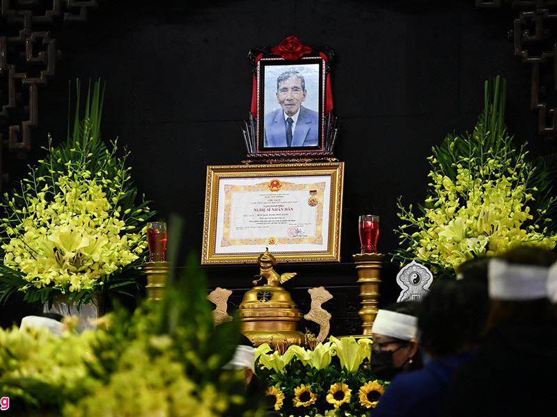 NSND Trần Hạnh qua đời vào sáng ngày 4/3. Ông ra đi ở tuổi 92. Sáng ngày 6/3, đám tang NSND Trần Hạnh diễn ra tại Hà Nội. Ảnh: Zing