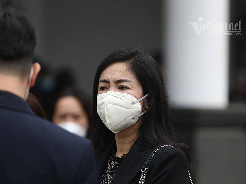 Nghệ sĩ Thu Hà có mặt từ rất sớm để viếng nghệ sĩ Trần Hạnh. Ảnh: Vietnamnet