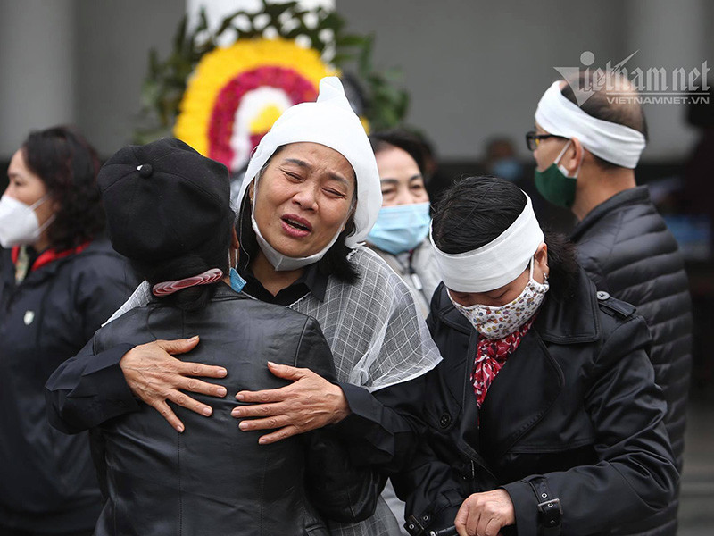 Bà Trần Phương Dung - con gái nghệ sĩ Trần Hạnh bật khóc trong đám tang của bố. Sinh thời, nghệ sĩ và người vợ quá cố có 7 người con. Ảnh: Vietnamnet
