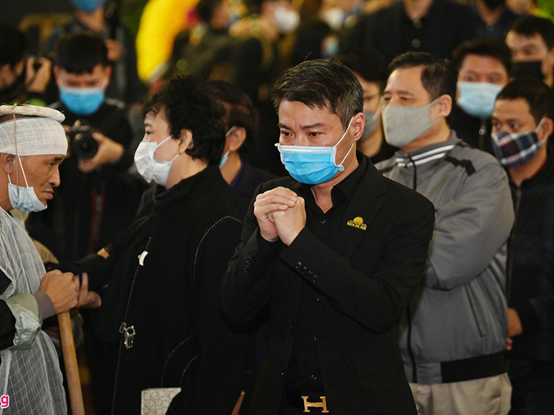 NSND Công Lý - Phó Giám đốc Nhà hát Kịch Hà Nội đến viếng nghệ sĩ Trần Hạnh từ sớm. Khi còn sống, nghệ sĩ Trần Hạnh từng công tác tại Nhà hát Kịch Hà Nội. Ảnh: Zing