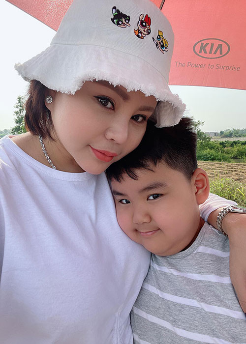 Cuộc sống ở xứ người không như mong đợi của Lê Giang. Cẩm Lệ của “Bố già” chia sẻ trên Zing, cô thèm đứng trên sân khấu trong khi ngày ngày ngồi làm nail cho khách. Năm 2015, Lê Giang ly hôn người chồng thứ 2, đưa bé Luke về Việt Nam sinh sống.