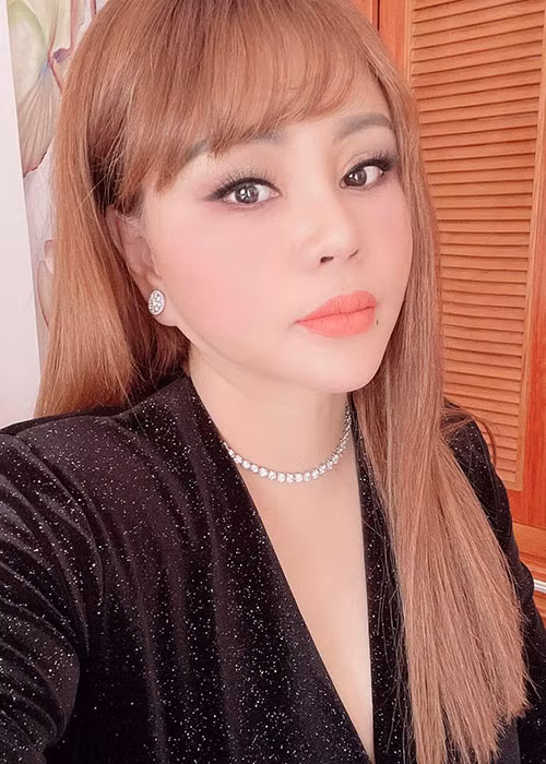 ...Hơn nữa, tôi cũng nặng gánh khi còn gia đình, con cái. Một người đàn ông liệu có chấp nhận đàn bà trung niên như tôi với những mối quan hệ ràng buộc xung quanh hay không?... Tôi vẫn hy vọng có được người đàn ông tốt cho đời mình để các con cảm thấy yên tâm cho nửa đời sau của mẹ chúng”.