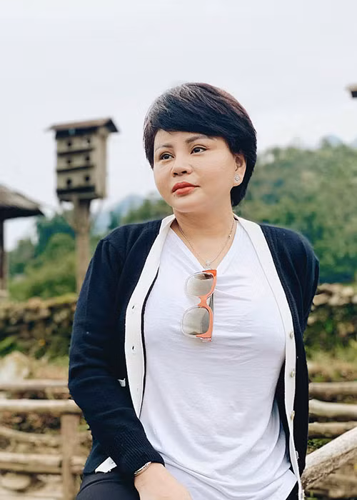 Lê Giang tâm sự: “Nhiều đêm tôi nằm mà rớt nước mắt vì tủi thân. Những lúc cùng cực hay chịu điều tiếng không hay, tôi nghĩ giá như có một người đàn ông bên cạnh hay biết mấy. Nhưng có lẽ nỗi ám ảnh về hôn nhân mà từ lâu lắm rồi tôi không dám suy nghĩ đến vấn đề đi thêm bước nữa...