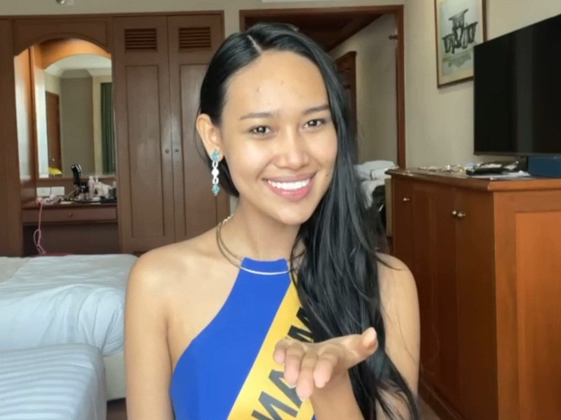 Trước khi thi Hoa hậu Hòa bình Quốc tế 2020, Han Lay giành danh hiệu Á hậu 1 cuộc thi Hoa hậu Hoàn vũ Myanmar 2020.