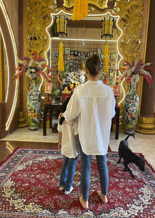 Trước đó, Trương Bảo Như đưa con gái Mai Phương đến thắp hương cho người mẹ quá cố.