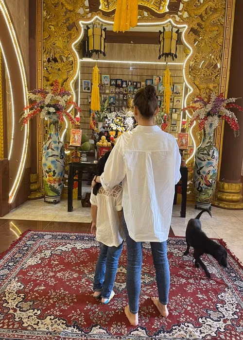 Trước đó, Trương Bảo Như đưa con gái Mai Phương đến thắp hương cho người mẹ quá cố.