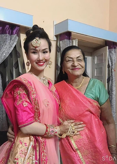 Nữ ca sĩ còn được mẹ chồng yêu thương như con ruột. "Về nhà, bà làm hết mọi việc và không để con mình làm gì cả. Đó là tình thương mà một người mẹ dành cho con", Võ Hạ Trâm khoe mối quan hệ mẹ chồng nàng dâu tốt đẹp trong cuộc phỏng vấn với Giao thông.