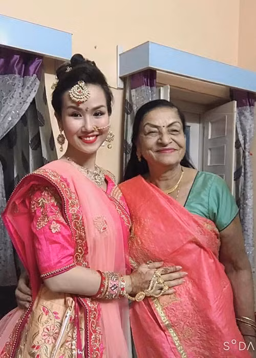 Nữ ca sĩ còn được mẹ chồng yêu thương như con ruột. "Về nhà, bà làm hết mọi việc và không để con mình làm gì cả. Đó là tình thương mà một người mẹ dành cho con", Võ Hạ Trâm khoe mối quan hệ mẹ chồng nàng dâu tốt đẹp trong cuộc phỏng vấn với Giao thông.