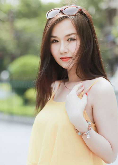 Trước khi yêu ông xã hiện tại, Võ Hạ Trâm từng khổ sở vì tình cũ. Trong một chương trình, nữ ca sĩ kể năm 17 tuổi, cô hẹn hò với một anh chàng cùng trường. Không ngờ, người này vượt giới hạn quan hệ với một cô bạn khác học chung trường. Dù đau khổ nhưng Võ Hạ Trâm vẫn tha thứ cho bạn trai. Tuy nhiên, 3 năm sau đó, người này vẫn "ngựa quen đường cũ" nên nữ ca sĩ quyết định chia tay.