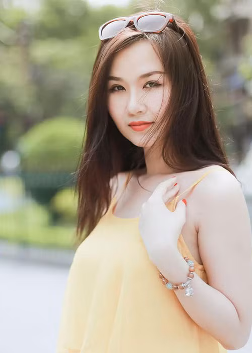 Trước khi yêu ông xã hiện tại, Võ Hạ Trâm từng khổ sở vì tình cũ. Trong một chương trình, nữ ca sĩ kể năm 17 tuổi, cô hẹn hò với một anh chàng cùng trường. Không ngờ, người này vượt giới hạn quan hệ với một cô bạn khác học chung trường. Dù đau khổ nhưng Võ Hạ Trâm vẫn tha thứ cho bạn trai. Tuy nhiên, 3 năm sau đó, người này vẫn "ngựa quen đường cũ" nên nữ ca sĩ quyết định chia tay.