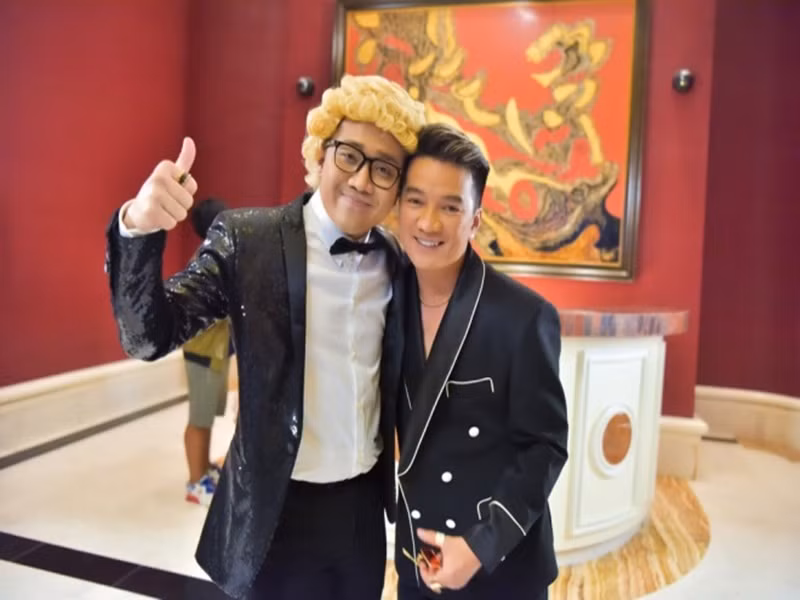 Năm 2017, Trấn Thành dính nghi vấn bị cấm sóng trên đài truyền hình Vĩnh Long. Nghệ sĩ đầu tiên đứng ra bênh vực Trấn Thành là Đàm Vĩnh Hưng. Trên trang cá nhân, Mr Đàm gửi lời động viên đàn em hãy coi ồn ào là một thử thách từ Tổ nghiệp. Ảnh: Yeah1