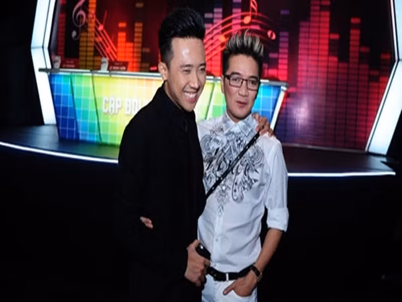 Ông hoàng nhạc Việt còn dành cho Trấn Thành những lời khen ngợi về tài năng: “Với anh, em là một nhân tài đích thực. Lâu lắm rồi mới xuất hiện một người có nhiều tố chất để thành công: Kiến thức rộng rãi, khả năng đa dạng, tư duy cực kỳ tốt, ngoại hình tốt, ngoại ngữ thuộc hàng top, thông minh, sắc sảo, vốn chữ nghĩa tuyệt vời, duyên dáng quanh năm”. Ảnh: Saostar