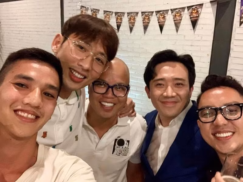 Trước đó, Vũ Ngọc Đãng đánh giá cao Trấn Thành với vai trò đạo diễn, diễn viên phim “Bố già: “Trấn Thành quá giỏi để tự làm đạo diễn, tự đứng tên một bộ phim mà không cần phải có Đãng hay bất cứ một người đạo diễn nào làm chung cả. Đãng nghĩ Thành thừa sức vừa làm diễn viên chính, vừa làm đạo diễn vì việc mời người làm chung rất “phí” với tài năng của Trấn Thành”.