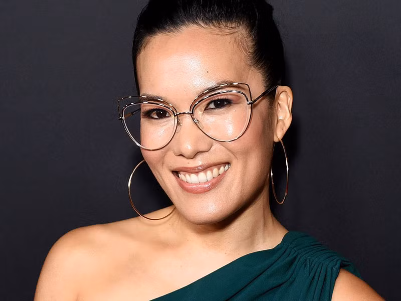 Ali Wong cũng là diễn viên gốc Việt tỏa sáng ở Hollywood. Cô sinh năm 1982, ở Mỹ. Cha Ali Wong là người Mỹ gốc Trung Quốc, còn mẹ cô là Tâm Wong, người Huế đến Mỹ du học năm 1960. Ali Wong vừa là diễn viên vừa là biên kịch. Cô từng tham gia viết ba mùa đầu tiên của series hài “Fresh off the boat”. Năm 2019, cô vừa sản xuất, viết kịch bản và đóng vai chính trong phim tình cảm hài “Always be my maybe”. Năm 2020, Ali Wong đóng một vai trong bom tấn siêu anh hùng DC “Birds of prey”.
