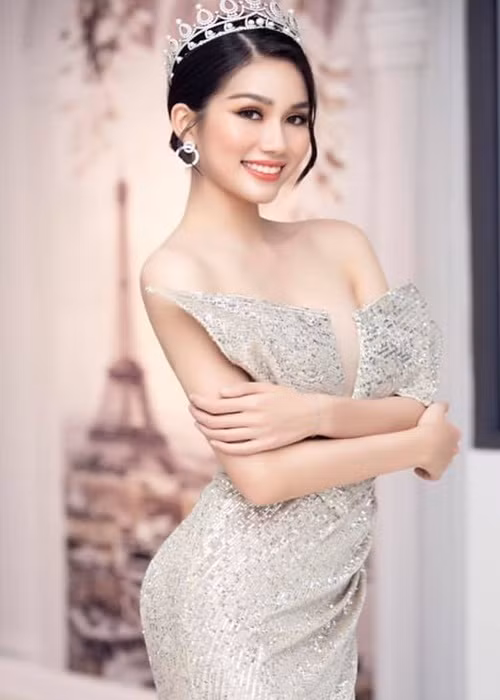 Với nhan sắc nổi bật, bắn tiếng Pháp và Anh như gió, Phương Anh được nhiều khán giả đặt kỳ vọng khi mang chuông đi đánh xứ người.