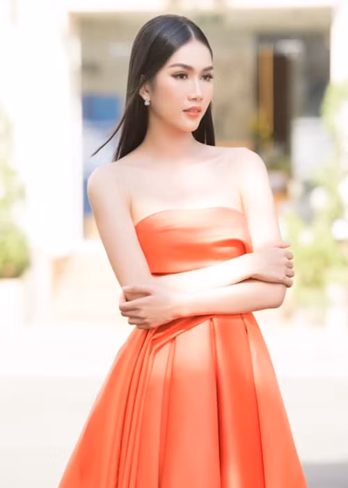 Gần đây, khi livestream trò chuyện với ông Stephan Diaz - giám đốc quốc gia của cuộc thi, nàng á hậu thể hiện xuất sắc bằng cả ba thứ tiếng Anh - Pháp - Nhật.