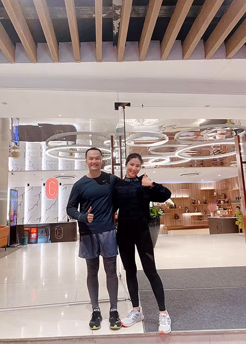 Vinh Nguyễn còn ủng hộ Diễm My có sự nghiệp riêng. "Anh ấy không có quan điểm phụ nữ đứng sau chồng. Ngược lại, anh ấy muốn tôi có công việc riêng và thành công của mình. Ở bên cạnh, anh hỗ trợ, phân tích đúng sai, tạo động lực cho tôi làm việc", người đẹp chia sẻ.