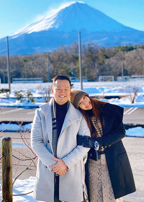 Nữ diễn viên chia sẻ, bạn trai có thói quen tặng trang sức cho cô: “Chúng tôi đã cùng đi đến nhiều nơi trên thế giới. Mỗi nơi anh ấy lại mua cho tôi một chiếc vòng charm làm kỷ niệm. Món quà đầu tiên cũng vậy, chiếc vòng ấy rất đơn giản, không cầu kỳ nhưng làm tôi nhớ mãi”.