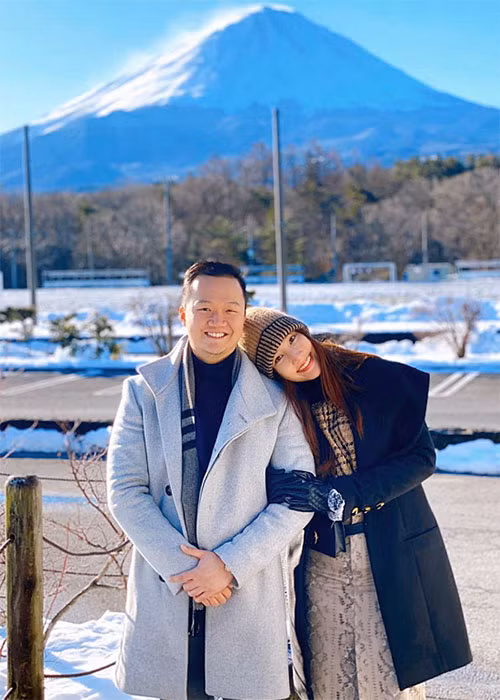 Nữ diễn viên chia sẻ, bạn trai có thói quen tặng trang sức cho cô: “Chúng tôi đã cùng đi đến nhiều nơi trên thế giới. Mỗi nơi anh ấy lại mua cho tôi một chiếc vòng charm làm kỷ niệm. Món quà đầu tiên cũng vậy, chiếc vòng ấy rất đơn giản, không cầu kỳ nhưng làm tôi nhớ mãi”.