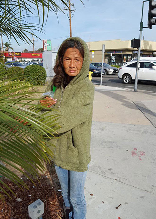 Những biến cố khiến Kim Ngân lúc nhớ lúc quên gia đình, đồng nghiệp. Bà sống lang thang, không nhận sự giúp đỡ của bất kì ai, thậm chí hai cô con gái. Ảnh: Thời đại plus