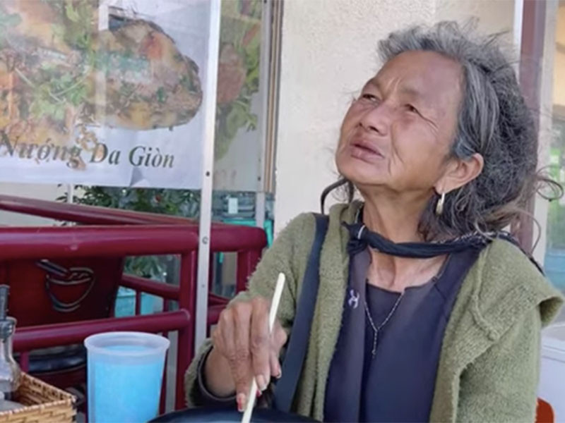 Các nghệ sĩ ở Mỹ lúc tặng tiền lúc tặng đồ ăn cho Kim Ngân vì nữ ca sĩ từ chối không vào nhà tình thương hay viện tâm thần. Ảnh: Vietnamnet