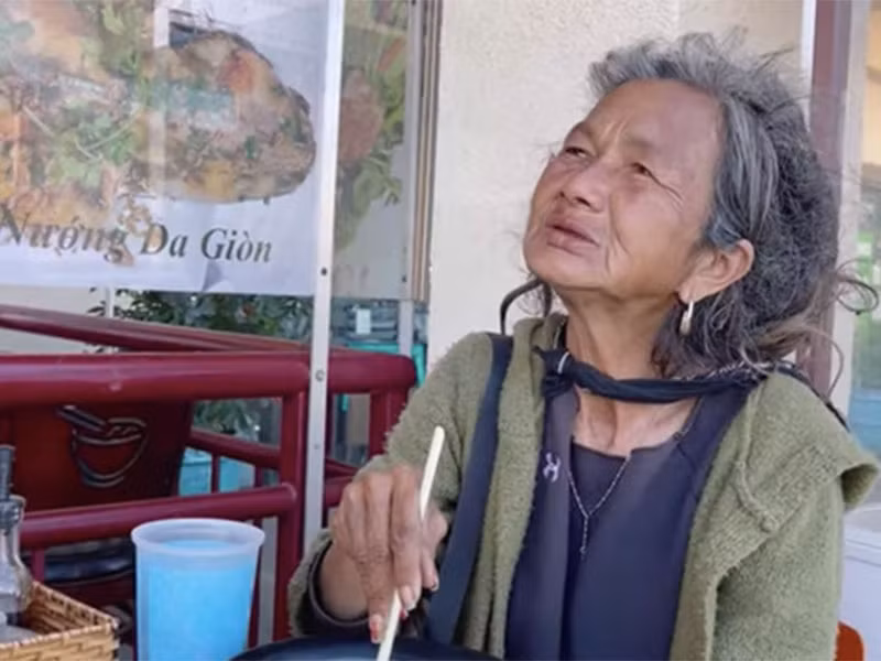 Các nghệ sĩ ở Mỹ lúc tặng tiền lúc tặng đồ ăn cho Kim Ngân vì nữ ca sĩ từ chối không vào nhà tình thương hay viện tâm thần. Ảnh: Vietnamnet