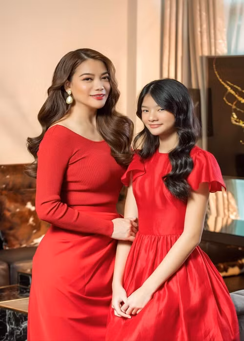 Bạn bè, đồng nghiệp không tiếc lời khen ngợi dành cho nhan sắc của Trương Ngọc Ánh và bé Bảo Tiên.