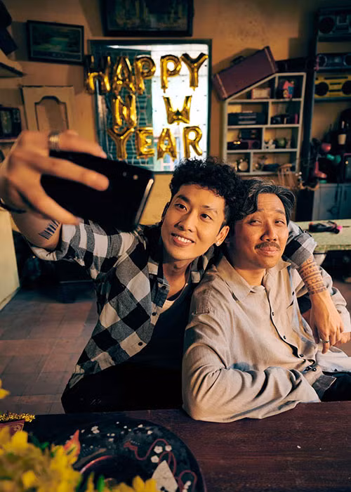 Trong phim "Bố già", Tuấn Trần vào vai Quắn - con trai của ông Ba Sang do Trấn Thành đóng. Diễn xuất của nam diễn viên trẻ này được đánh giá cao.