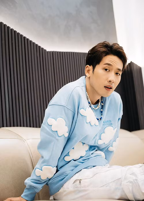 Nam diễn viên sinh năm 1992 còn thử sức với vai trò ca sĩ. Anh từng thể hiện các ca khúc nhạc phim cho dự án phim “21 ngày yêu em” hay thực hiện MV “Buồn phiền giữ làm gì”.