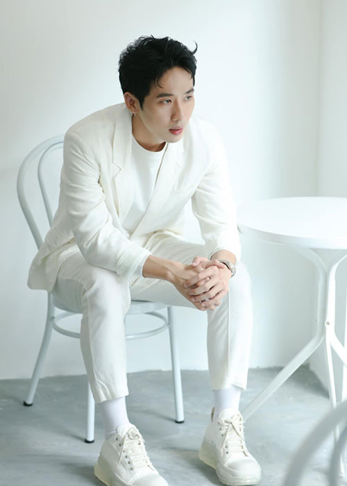 Sau đó, Tuấn Trần thử đi casting và được chọn đóng phim “Mùa oải hương năm ấy”. Từ đó, anh theo đuổi nghệ thuật.