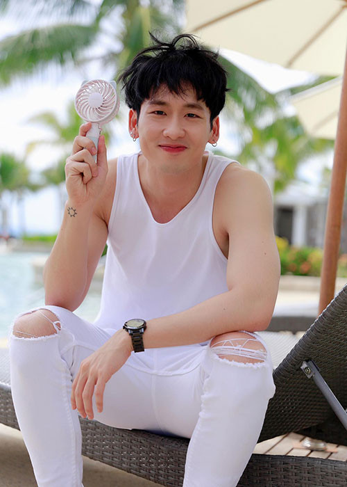  Quắn của "Bố già" có vẻ ngoài khá giống các thần tượng xứ Hàn.