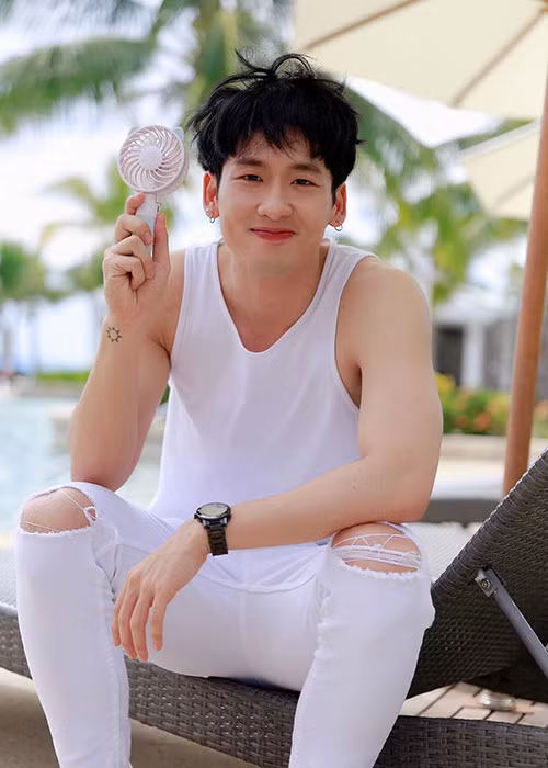  Quắn của "Bố già" có vẻ ngoài khá giống các thần tượng xứ Hàn.