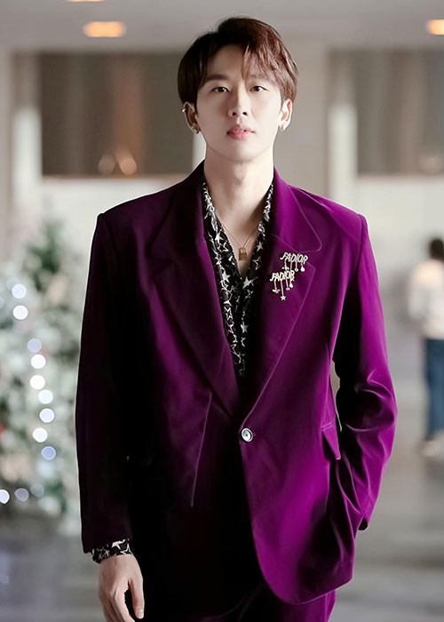 Tuấn Trần tên thật là Trần Duy Tuấn, sinh năm 1992 trong một gia đình không có ai theo nghệ thuật. Khi học ngành quản trị kinh doanh tại một trường đại học, anh tham gia một cuộc thi tài năng sinh viên và giành giải nhất.