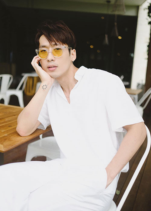 Hoạt động trong showbiz, Tuấn Trần có lợi thế lớn là ngoại hình. Anh sở hữu gương mặt điển trai, vóc dáng cao ráo.