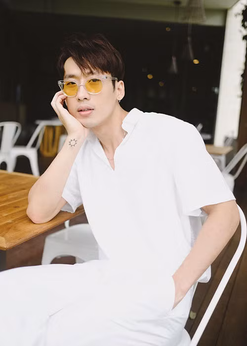 Hoạt động trong showbiz, Tuấn Trần có lợi thế lớn là ngoại hình. Anh sở hữu gương mặt điển trai, vóc dáng cao ráo.