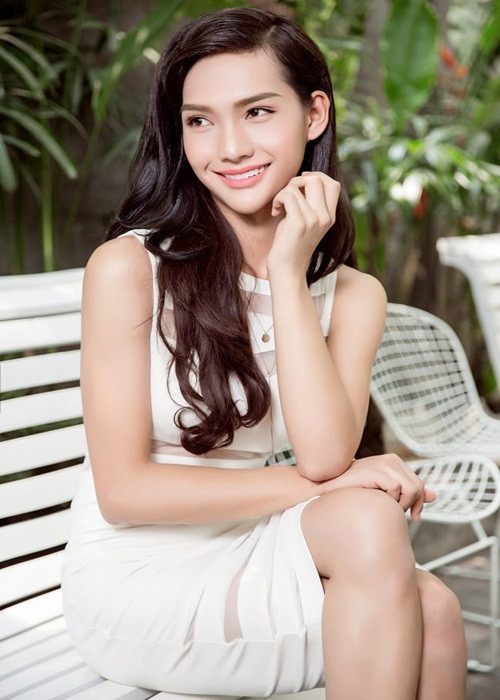 Tây Hà chuyển giới từ năm 22 tuổi. Cô gây ấn tượng bởi gương mặt góc cạnh, làn da nâu khỏe khoắn.