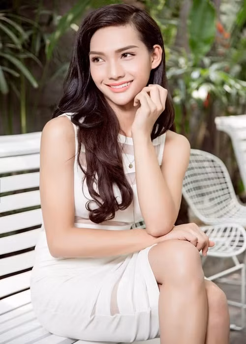 Tây Hà chuyển giới từ năm 22 tuổi. Cô gây ấn tượng bởi gương mặt góc cạnh, làn da nâu khỏe khoắn.