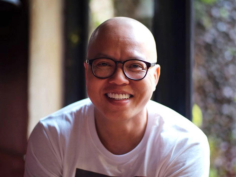 Đạo diễn phim “Bố già” kín kiếng về đời tư. Anh chia sẻ trên Công an TP HCM, nếu khán giả biết được cuộc sống riêng của anh sẽ rất thất vọng. Vũ Ngọc Đãng tiết lộ, anh là hội trưởng hội vô duyên trong nhóm bạn thân của mình.