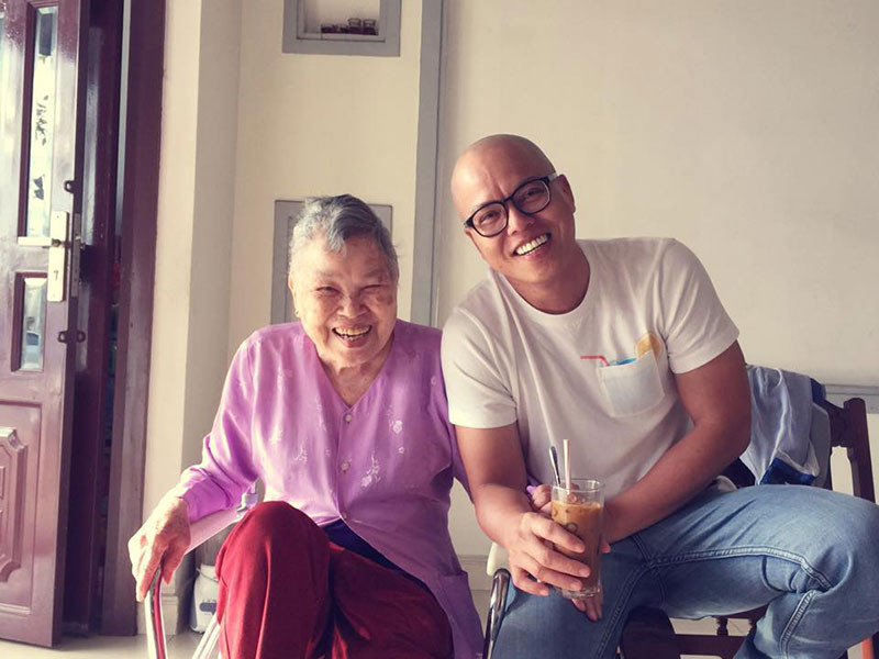 Nam đạo diễn chia sẻ về cuộc sống đời thường vào năm 2016: “Cuộc sống hàng ngày của tôi đơn giản lắm, phần lớn là ngồi quán cafe để viết kịch bản mới từ sáng đến tối. Khi nào rảnh là tôi tranh thủ về Bình Dương để thăm mẹ. Và mỗi lần như thế là cùng mẹ chụp rất nhiều hình post lên Facebook. Cứ thấy mẹ cười tươi là tôi yên tâm trở về với công việc của mình. Nói chung tôi là người luôn cảm thấy hạnh phúc và hài lòng với mọi thứ mình đang có”.