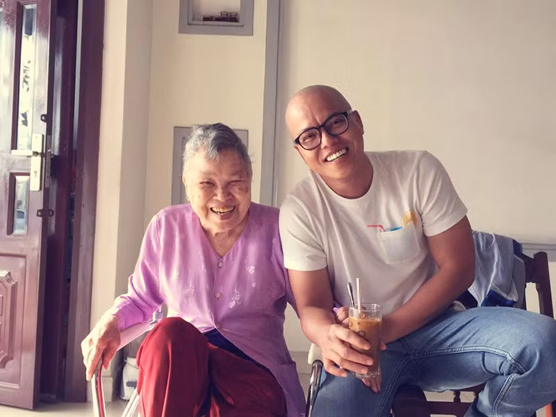 Nam đạo diễn chia sẻ về cuộc sống đời thường vào năm 2016: “Cuộc sống hàng ngày của tôi đơn giản lắm, phần lớn là ngồi quán cafe để viết kịch bản mới từ sáng đến tối. Khi nào rảnh là tôi tranh thủ về Bình Dương để thăm mẹ. Và mỗi lần như thế là cùng mẹ chụp rất nhiều hình post lên Facebook. Cứ thấy mẹ cười tươi là tôi yên tâm trở về với công việc của mình. Nói chung tôi là người luôn cảm thấy hạnh phúc và hài lòng với mọi thứ mình đang có”.