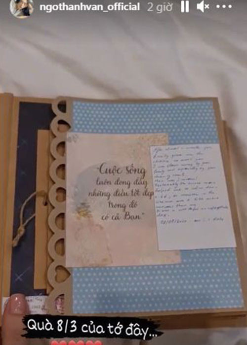 Trên trang cá nhân, Ngô Thanh Vân khoe quà nhận được sau buổi quay đêm. Đó là album ảnh chụp chung với nửa kia kèm những lời tâm sự viết tay.