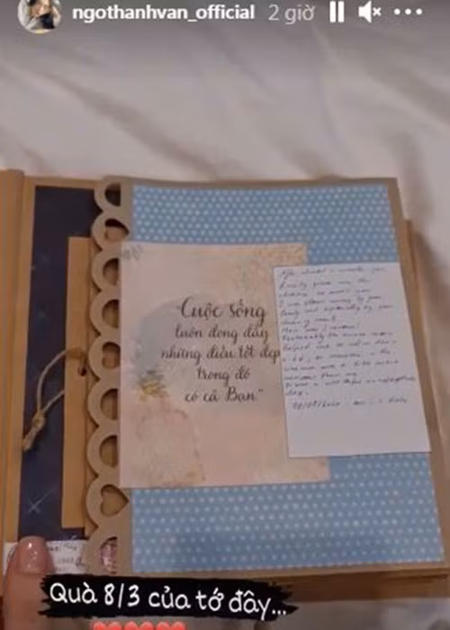 Trên trang cá nhân, Ngô Thanh Vân khoe quà nhận được sau buổi quay đêm. Đó là album ảnh chụp chung với nửa kia kèm những lời tâm sự viết tay.